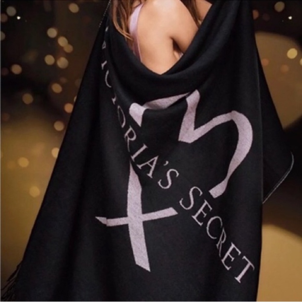 NWT Victoria’s Secret Black Pink Heart Limited Edition Blanket Throw